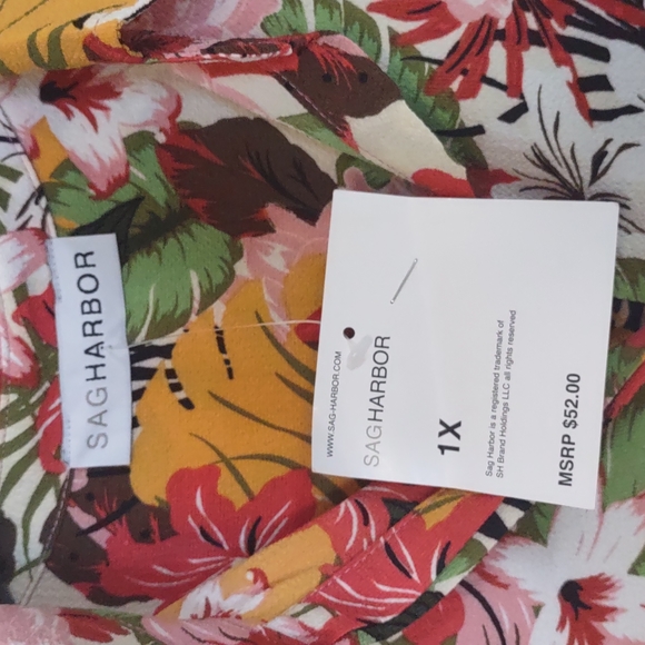 Sag Harbor Button Back Detail Floral Blouse 1x - Picture 3 of 9